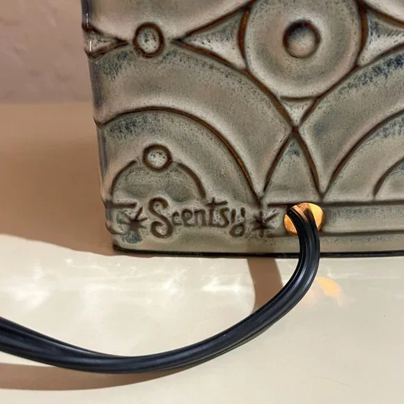 Scentsy Wax Melt Warmer Lenox Square Candle Fragrance Retired - Picture 3 of 11